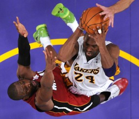 乐鱼体育在线登陆-生涯荣誉距乔丹差个名人堂的科比 巅峰期真的能稳压巅峰韦德吗？